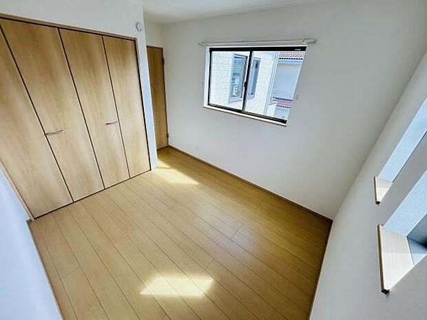 ナチュラルな色合いのフローリングが室内を明るく見せます。収納スペースが備わっておりすっきりとした印象です。窓からの光がしっかりと差し込み換気も良好です。壁面にアクセントとなる小窓があります。