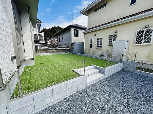 手入れのしやすい人工芝が敷かれた庭です。フェンスで囲まれており安心感があります。開放感のある空間で過ごせます。段差も少なく安全に行き来できます。