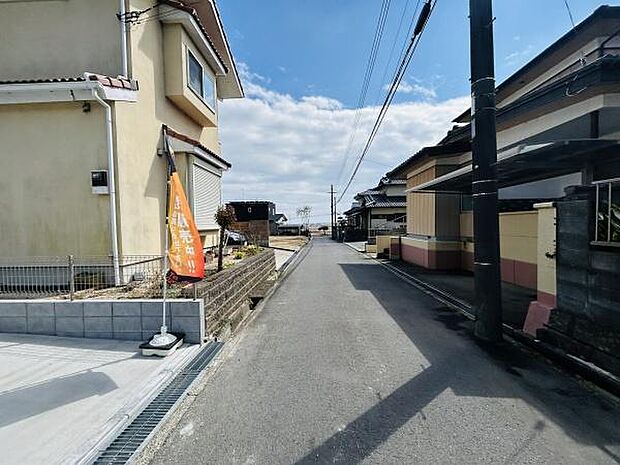前面道路は見通しが良く車の出入りがしやすい点が特徴です。周囲は住宅が建ち並び落ち着いた雰囲気を感じられます。舗装もしっかりしており日当たりも十分に確保されています。