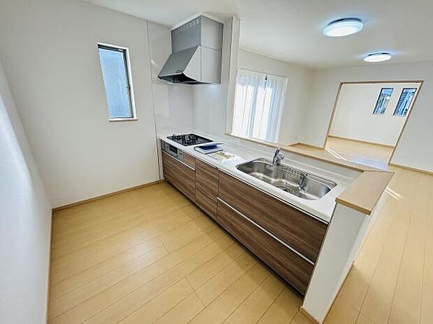 木目調のデザインが落ち着いた印象を与えるキッチンです。シンプルなレイアウトでお手入れもしやすく毎日の作業がスムーズに行えます。窓や照明からの自然光が室内を明るくしてくれます。