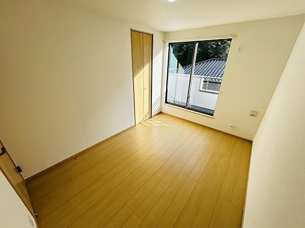 明るい光が差し込む子供部屋です。ナチュラルカラーのフローリングが空間をすっきりと見せてくれます。収納スペースも備わっており整理整頓がしやすい設計です。大きな窓からは外の景色を楽しめます。