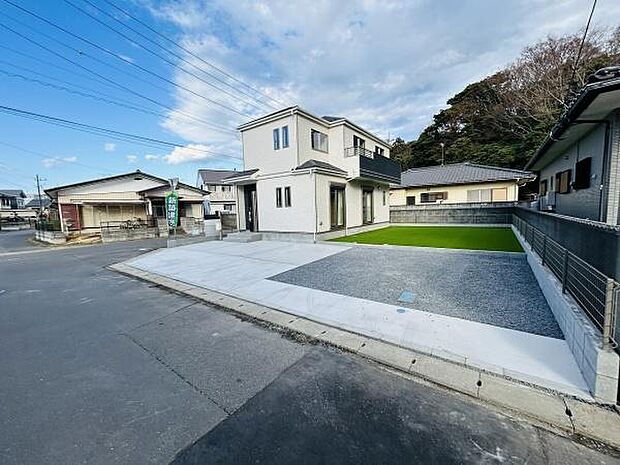 駐車場が広く複数台の車を停めることができます。舗装部分と砂利部分が分かれており使い分けに便利です。道路からのアクセスがスムーズな設計となっています。周囲は住宅街で落ち着いた環境です。