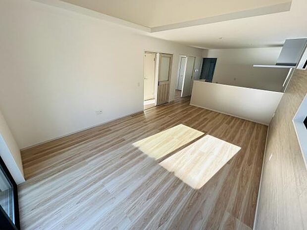 リビングはナチュラルなフローリングが特徴的で明るい雰囲気を演出しています。ワイドな空間設計が魅力的でレイアウトも自由に楽しめます。シンプルな内装がインテリアの幅を広げてくれます。