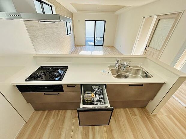 開放感のあるキッチンは明るく広々とした印象です。ビルトイン食洗機が設置されており日々のお手入れも簡単です。カウンター部分には十分なスペースが確保されています。