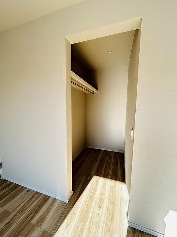 シンプルな内装が魅力の収納スペースです。奥行きがしっかり確保されており整理もスムーズに行えます。室内の明るさも感じる設計です。すっきりとした空間がポイントとなります。