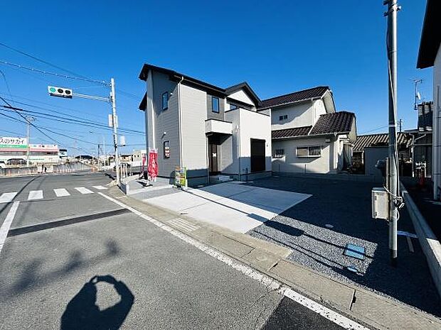 敷地内にゆとりある駐車スペースを確保しています。道路とのアクセスも良好です。車の出し入れがしやすい形状です。前面道路も広く駐車に便利です。