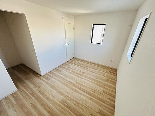 シンプルで明るい洋室です。ナチュラルなフローリングが印象的です。収納スペースも確保されています。2つの窓があり通風にも配慮されています。使い勝手の良いレイアウトです。