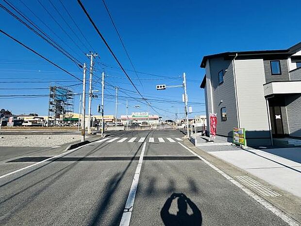 前面道路は広々としており見通しの良い場所です。周囲には商業施設もあり生活に便利な環境が整っています。交差点が近くわかりやすい立地です。道路状況も良好で日常の移動がスムーズです。