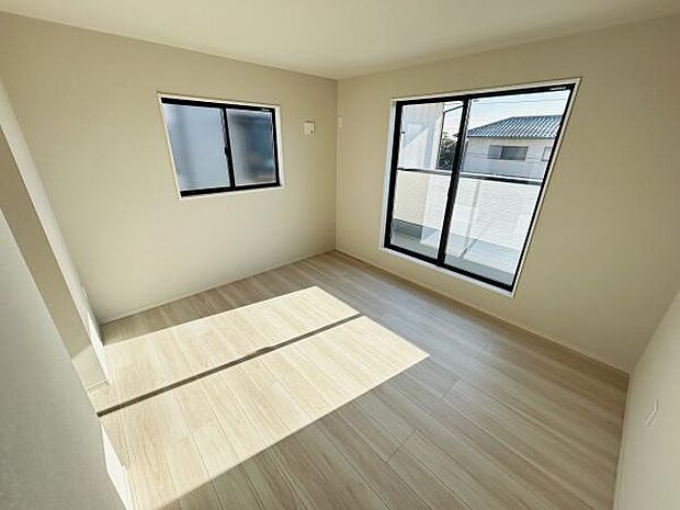 明るい光が差し込む寝室です。窓が2箇所あり通風も良好です。ナチュラルな色合いの床が空間を広く感じさせます。シンプルなデザインで家具の配置も考えやすい空間です。