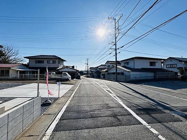 前面道路が広く車の出し入れもスムーズに行えます。周囲は閑静な住宅街で落ち着いた印象です。日当たりの良い環境が魅力的です。駐車スペースも確保されています。周辺には見晴らしの良さも感じられます。
