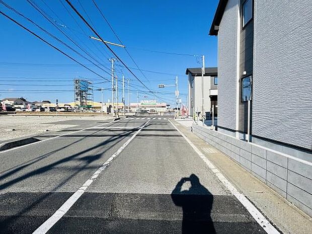 周辺は見通しの良い前面道路が広がっており交通の流れもスムーズです。歩道と車道がしっかり分かれているため安心感があります。清潔感のある住宅街で近隣には商業施設も確認できます。