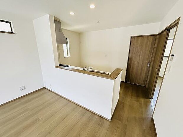 明るく開放感のあるキッチンです。カウンタータイプの造りで手元が隠れるデザインです。収納や動線も配慮されています。すぐ横に引き戸があり利便性も感じられます。