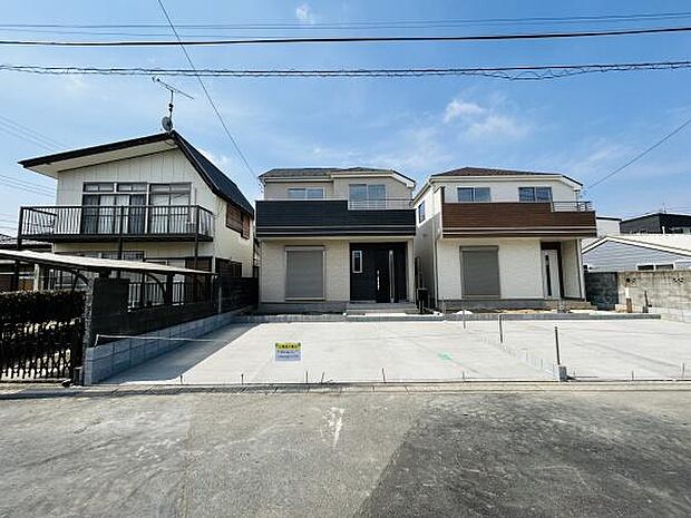 広々とした駐車場があり車の出し入れがしやすい設計です。住宅前面にしっかりとスペースが確保されています。舗装もしっかりしていて安心してご利用いただけます。複数台の車にも対応できる広さが特徴的です。