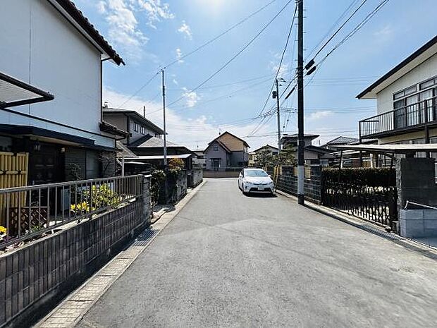 前面道路が広々としており車の通行もしやすい環境です。周囲には住宅が整然と並び落ち着いた雰囲気が感じられます。日当たりも良好で空も広く見渡せます。現地の開放感をぜひご確認ください。