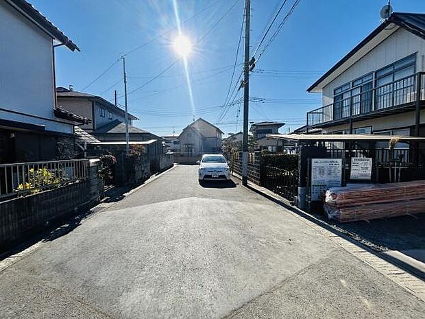 前面道路が広く車の出入りがしやすい立地です。現地周辺は静かな雰囲気が感じられます。陽当たりも良好で周辺環境も整っています。幅員があるため駐車も楽に行えます。周囲の住宅も整然とした街並みです。