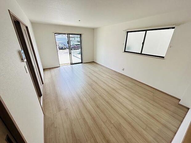 リビングは明るい日差しがしっかりと差し込み開放感のある空間になっています。大きな窓が2カ所に配置されていることで風通しも良好です。フローリングは木目調でおしゃれな印象です。