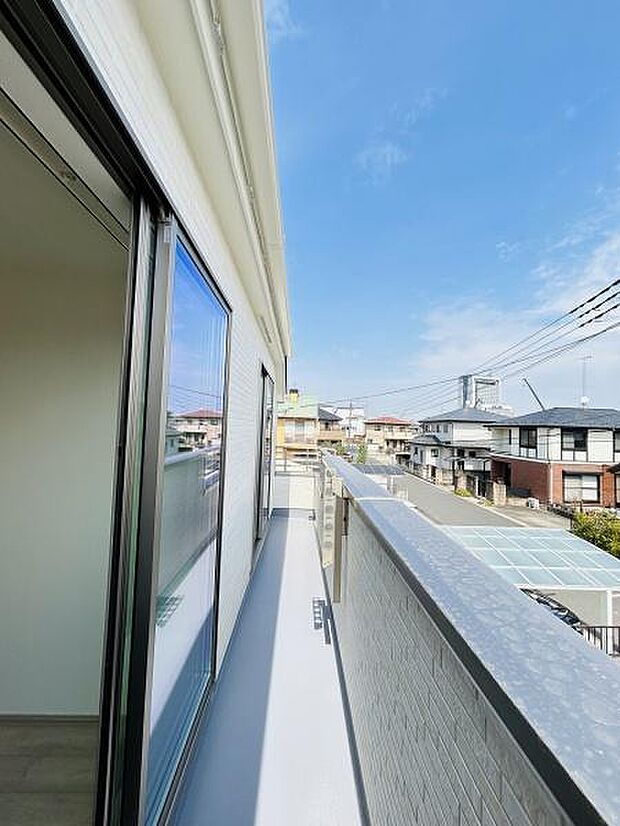 開放感のあるバルコニーは明るい日差しが差し込みます。広めのスペースなので様々な用途に使えます。屋外の眺望を楽しめるのも魅力です。ガラス製の手すりが開放感を高めています。