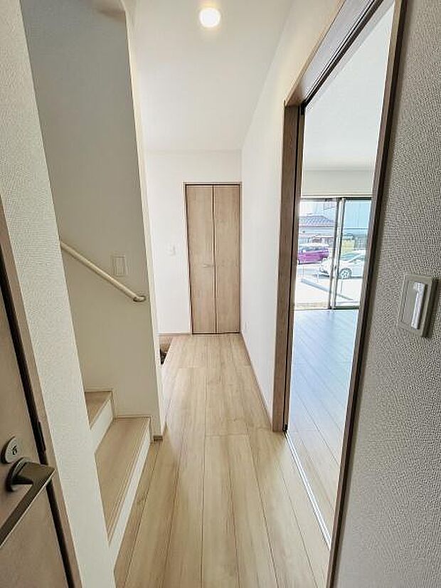 明るい光が差し込む廊下が住まい全体に開放感を演出しています。シンプルなデザインでどんなインテリアにもなじみます。階段スペースもすぐそばにあり使い勝手に配慮されています。