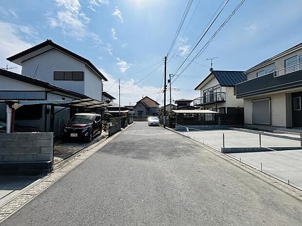 前面道路は幅員が広く車の出し入れがしやすい環境です。周囲に住居が整然と並んでおり落ち着いた雰囲気が感じられます。道路面はフラットで歩きやすく電柱や配線もきちんと整備されています。