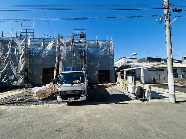 前面道路が広く車の出入りがしやすい立地です。建築中の現地の様子が確認できるので進捗状況が分かりやすいです。周囲は閑静な住宅街の印象です。現地までのアクセスもスムーズです。