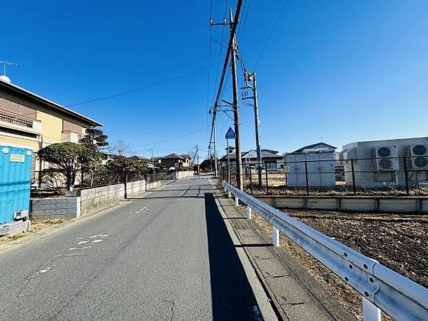 前面道路は幅員が十分にあり車の出し入れもスムーズに行えます。周囲の建物との距離感も程よくゆとりを感じられる現地写真です。空が広く開放感のあるロケーションが魅力です。