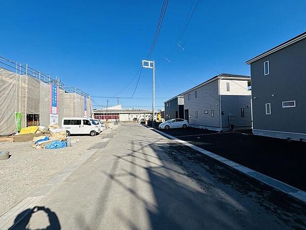 広々とした前面道路で車の出し入れもスムーズに行えます。現地写真からも周辺の整然とした街並みが窺えます。陽当たりも期待できる開放感あるロケーションです。