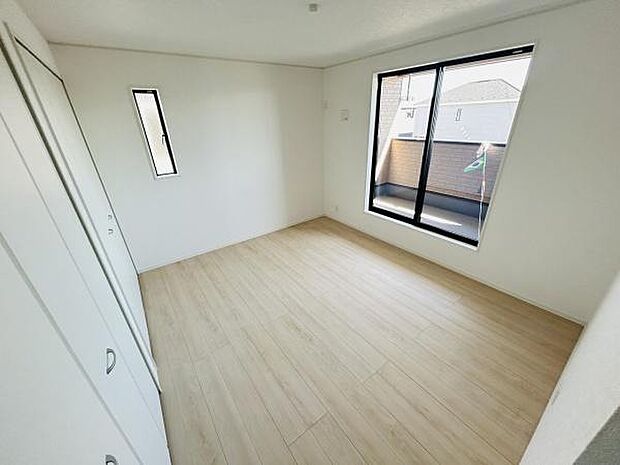 大きな窓からたっぷり光が入る寝室です。明るいフローリングが空間を広く見せています。収納スペースも配置されすっきりとした印象です。シンプルで使いやすいレイアウトになっています。