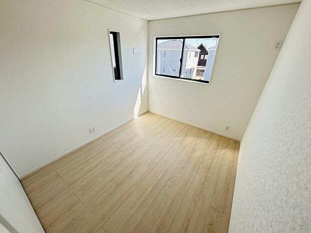 二面採光により明るさが広がる子供部屋です。壁や床の優しい色合いが落ち着いた雰囲気を演出します。シンプルな設計でお好みのレイアウトが可能です。使い勝手のよいサイズ感も特徴です。