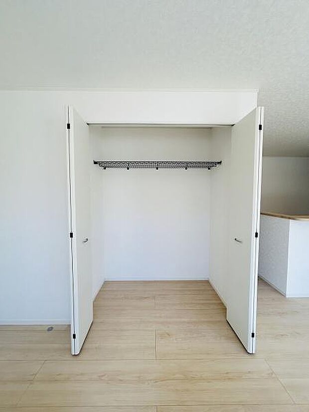 白を基調とした収納スペースはシンプルなデザインが特徴です。扉は可動域が広く使いやすさを感じられます。奥行きもありさまざまなアイテムを収納可能です。床と統一感のある色合いで部屋全体がすっきり見えます。