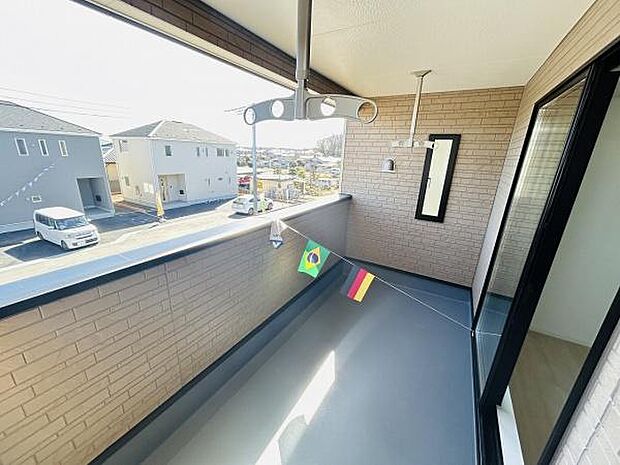 開放感のあるバルコニーは日当たりが良好で使い勝手の良い空間です。出入り口も広く快適な利用が可能です。物干しやちょっとした装飾にも対応でき毎日の生活をサポートします。周囲の景色を楽しめる位置にあります。