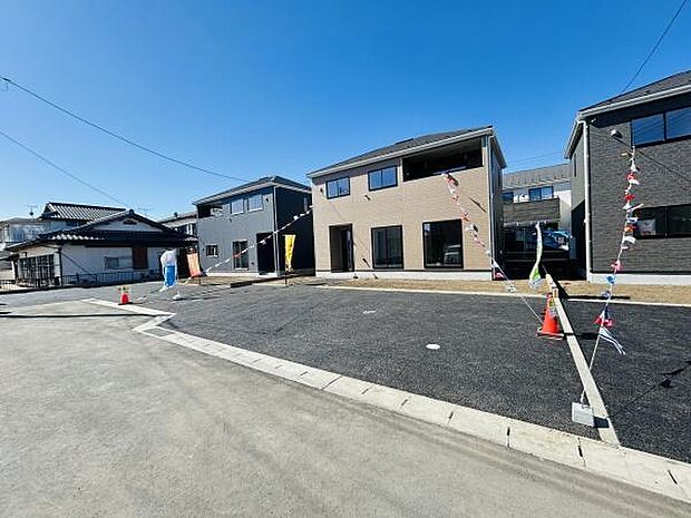 広々とした駐車場スペースが用意されており車の出し入れもスムーズに行うことができます。前面道路との高低差も少なく安心して利用できます。複数台の車も駐車可能な設計が魅力です。