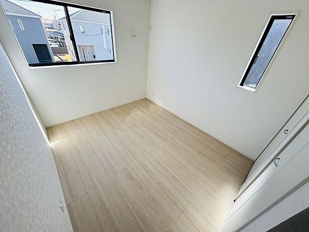 大きな窓からたっぷりと自然光が差し込む洋室です。壁や床の配色が明るく開放感があります。使い勝手のよいシンプルな空間が広がっています。収納スペースも設けられているためすっきりと片付きます。