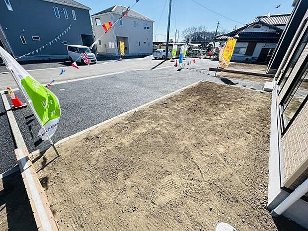 陽当たりの良い庭は開放感を感じられる空間です。道路に面しており車の出し入れもスムーズです。フラットな地面なのでお手入れもしやすい印象です。新しい生活のスタートにぴったりな環境です。