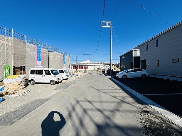 現地写真からは日当たりの良さが感じられます。前面道路がしっかり整備されており敷地の広さも分かりやすいです。周辺には住宅も立ち並び落ち着いた雰囲気が伝わります。