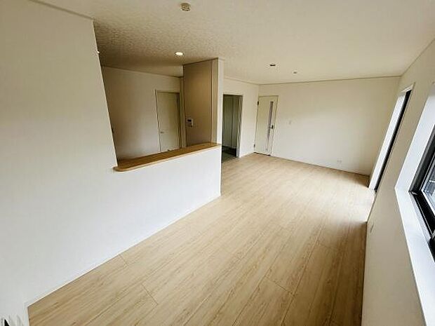 リビングは広々とした空間が広がりナチュラルなフローリングが明るい印象を与えます。複数の窓から自然光が心地よく差し込み開放感を感じられます。シンプルな内装なので様々なインテリアにも合わせやすいです。