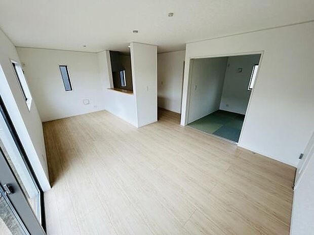 明るい印象のリビングは開放的な雰囲気が感じられます。隣接する和室とのつながりがありフレキシブルに利用できます。室内窓も多く自然光がしっかり入ります。床の色合いが落ち着いた印象を与えています。