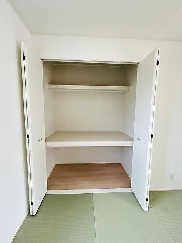 シンプルなデザインの収納スペースです。扉付きでお部屋の印象をすっきり保てます。上下で使い分けがしやすい仕様となっています。収納内部も明るく整理しやすい印象です。