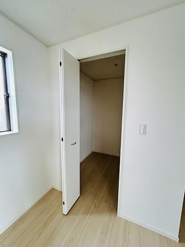 収納スペースがしっかりと確保されています。扉付きで空間をすっきりと見せられます。明るい床材が印象的な収納です。室内の動線に配慮した配置となっています。