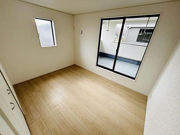 二面採光で明るい空間が広がっています。フローリングのデザインがシンプルで家具の配置がしやすい洋室です。バルコニーへ直接アクセスできるので開放感を感じられます。