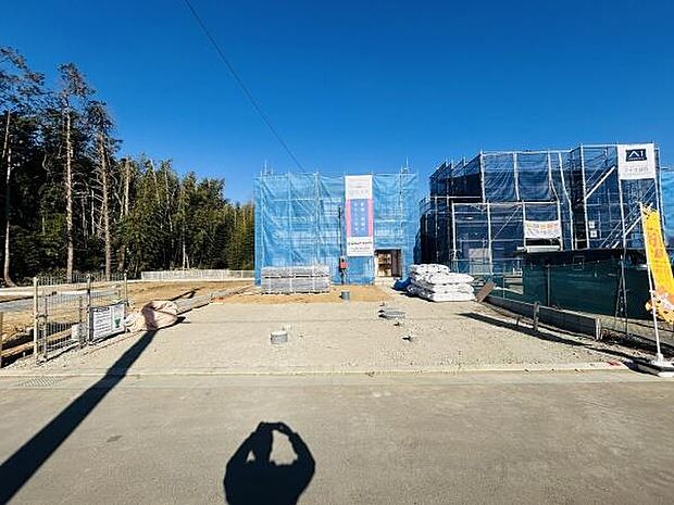 前面道路が広く車の出入りもスムーズに行えます。周辺は自然に囲まれ開放感のある現地写真です。建設中の様子が確認でき今後の完成が楽しみです。敷地全体の状況を把握しやすい一枚となっています。