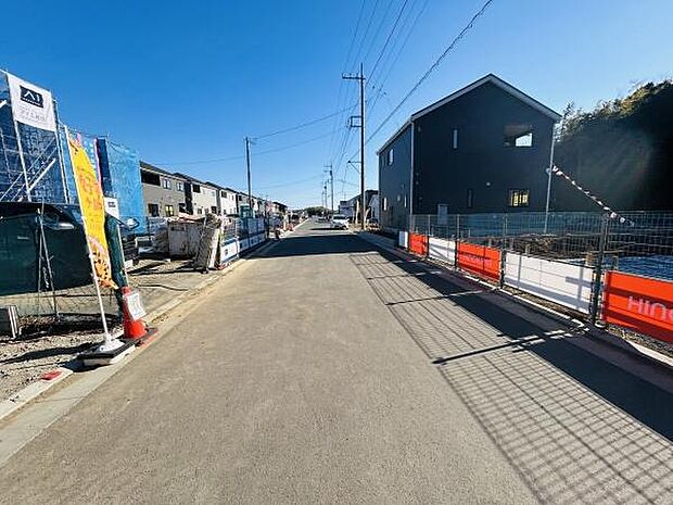 周辺には新しい住宅が立ち並んでおり整備された前面道路が続いています。開放感のある通りで車の通行もしやすい雰囲気です。日当たりの良い道路沿いで周囲の見通しが良好です。