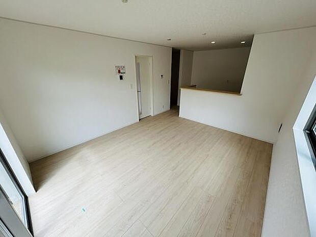 開放感のあるリビングは明るいフローリングで全体がすっきりとした印象です。窓からの採光が心地よく室内が広く感じられます。キッチンカウンターがポイントとなり空間にアクセントを加えています。