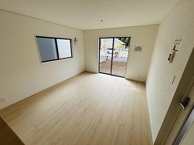 リビングには大きな窓があり日差しがしっかりと入ります。明るい床材が空間に広がりを感じさせます。壁や天井もシンプルでどんなインテリアにも合わせやすい内装です。開放感のある空間が印象的です。