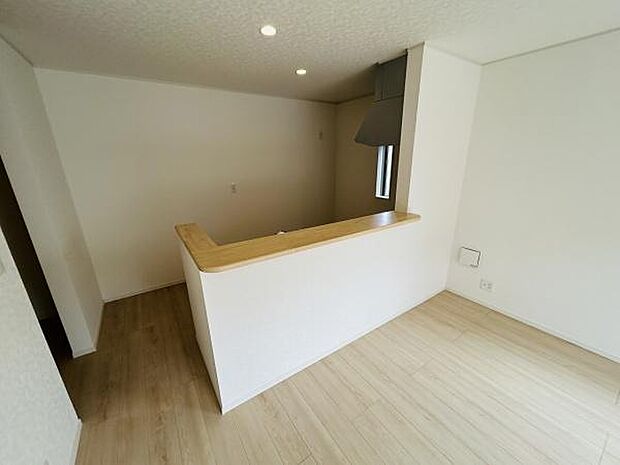 ナチュラルな木目調の床とカウンターが調和するキッチンです。カウンター越しの開放感があり空間を広く見せてくれます。採光窓付きで明るさを確保できる点もポイントです。