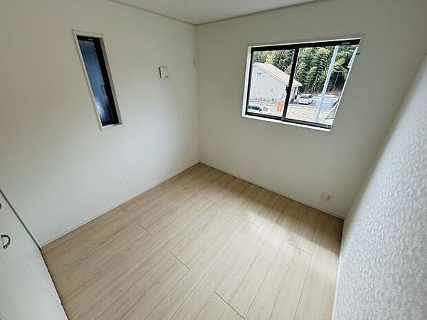 明るい光が差し込む子供部屋です。窓が2か所あり通風も確保されています。シンプルな内装でいろいろな家具の配置がしやすい空間です。クローゼットも備え付けられており収納スペースも充実しています。