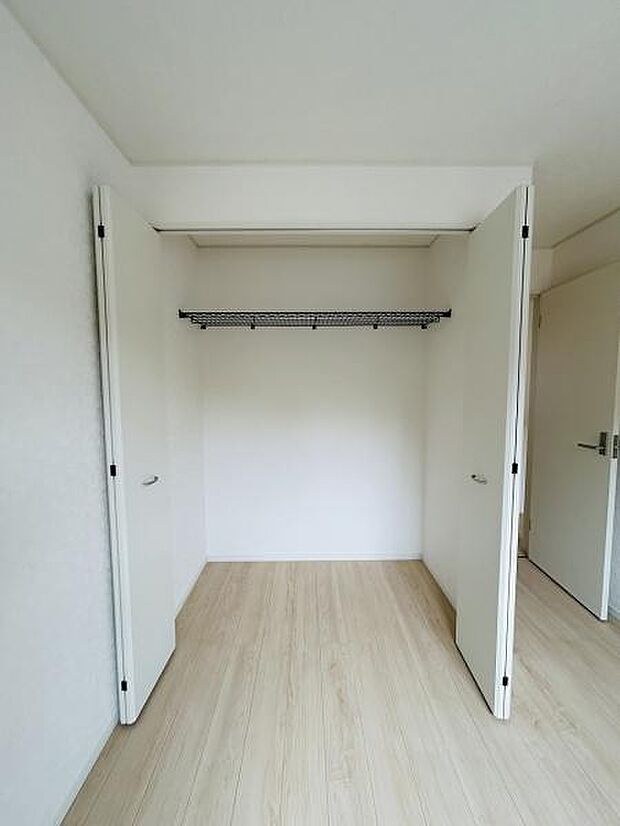 使いやすい両開きドアの収納スペースです。内部はシンプルな設計でさまざまな物の整理がしやすい仕様になっています。ナチュラルカラーの床材とも調和しやすい収納です。奥行きがあり余裕を持って利用できます。