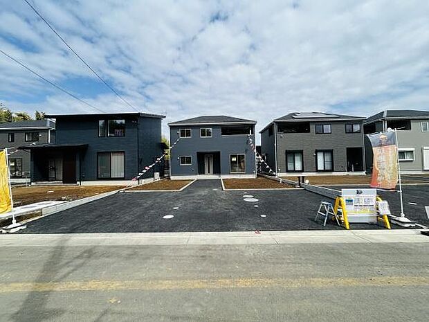 前面道路に面した駐車場が整備されており車の出し入れがしやすい設計です。広く舗装されているため複数台の駐車にも対応できます。敷地がすっきりとした印象で全体が使いやすくなっています。