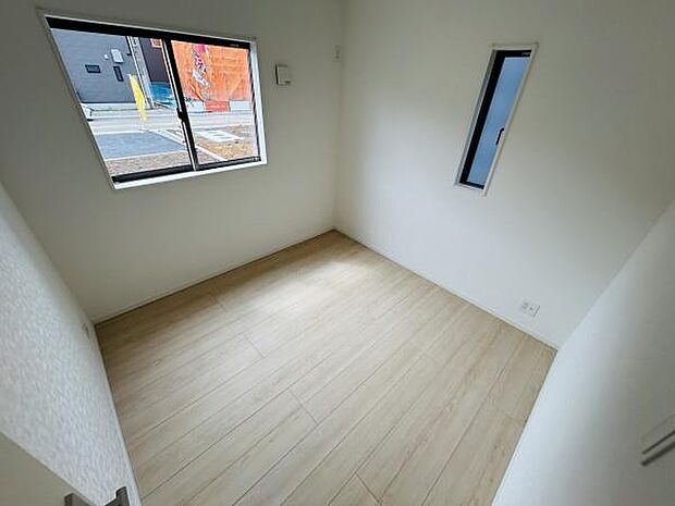 二面採光で明るさを感じられる洋室です。シンプルな内装で家具の配置がしやすいです。床はナチュラルな色合いで落ち着いた雰囲気です。すっきりとした印象の洋室です。