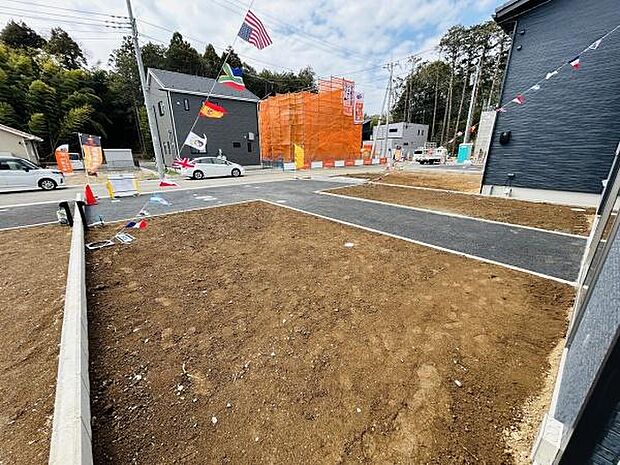 広々としたスペースが確保されている庭です。道路に面しており開放感のある環境です。整地された土の状態で用途に応じてさまざまな活用が可能です。区画も明確に分かれており管理のしやすさが特徴です。