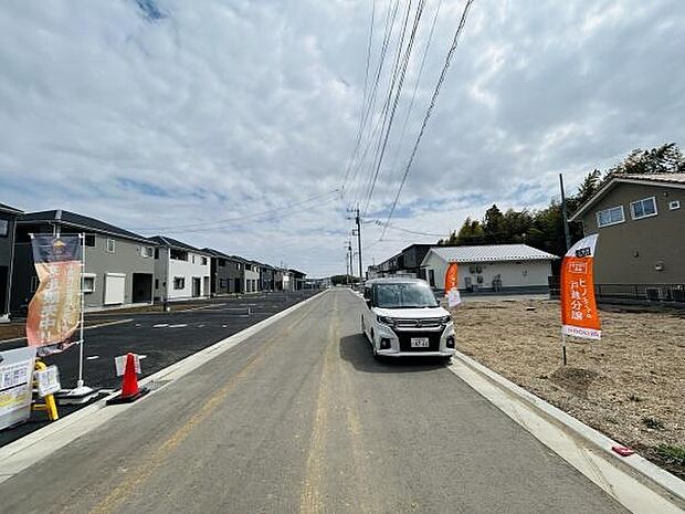 開放感のある前面道路が広がり車の出入りもしやすい環境です。周辺には新しい住宅が立ち並び明るい雰囲気が感じられます。車通りが比較的落ち着いているため安心して暮らせる現地です。
